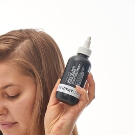 Tratamento esfoliante para o couro cabeludo com ácido salicílico