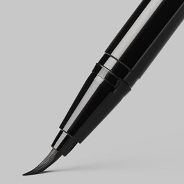 Clear Cut Liquid Eyeliner - Eyeliner Líquido