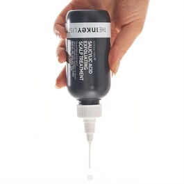 Tratamento esfoliante para o couro cabeludo com ácido salicílico