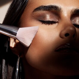 CHEEK-HUGGING Bronzer Brush - Pincel Para Pó Bronzeador